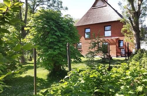 Wesselburener Deichhausen Apartment | Holiday Apartment "Ostwind" in a Thatched House with Garden and Wi-Fi
