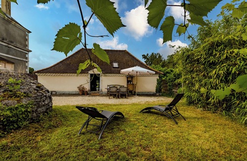 La Boissiere-d’Ans House | Holiday Home 'Salle De Musique' with Mountain View, Shared Pool and Wi-Fi