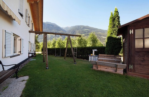 Castelbello-Ciardes Apartment | Holiday Apartment "Waalhof Ferienwohnung Golden" with Mountain View, Shared Garden and Wi-Fi