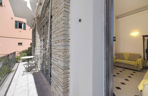 Varigotti Apartment | Holiday Apartment 6 Mehari close to the Beach with Balcony & Wi-Fi