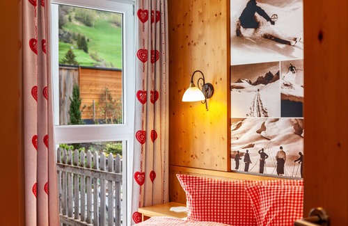 Ischgl Apartment | Holiday Apartment "Alpenflora 1" with Mountain View, Balcony & Wi-Fi