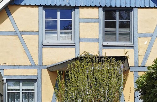 Schlutup Apartment | Holiday Apartment 'Ankerplatz In Lübeck' with Private Terrace and Wi-Fi