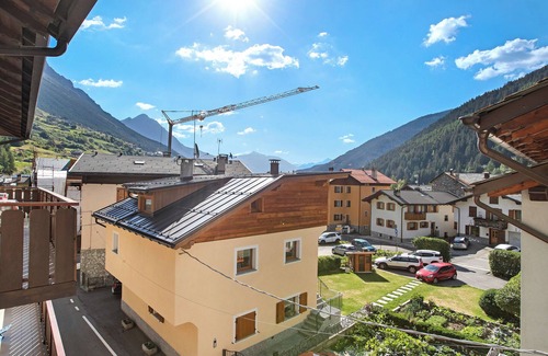 Isolaccia Apartment | Holiday Apartment "Casa Cecilia tra Bormio e Livigno" with Mountain View & Balcony