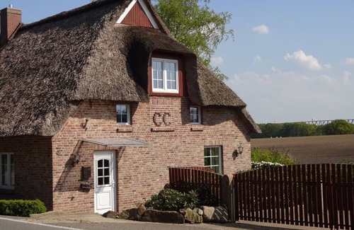 Wennbuttel Apartment | Holiday Apartment 'Felderblick Unten' with Private Terrace, Private Garden and Wi-Fi