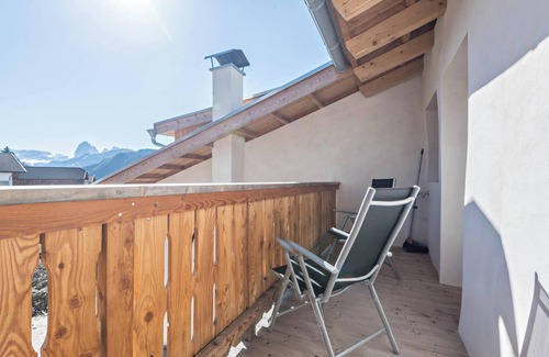 Lajen Apartment | Holiday Apartment "Hatzeshof-Blumenwiese" with Mountain View, Wi-Fi, Balcony & Garden
