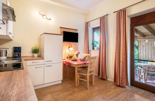 Vogtareuth Apartment | Holiday Apartment 'Komfort Römersberger - 6' with Private Terrace, Private Garden and Wi-Fi