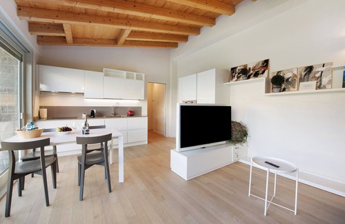 Iseo Apartment | Holiday Apartment "Little Mier Iseo" with Mountain View, Private Garden & Wi-Fi