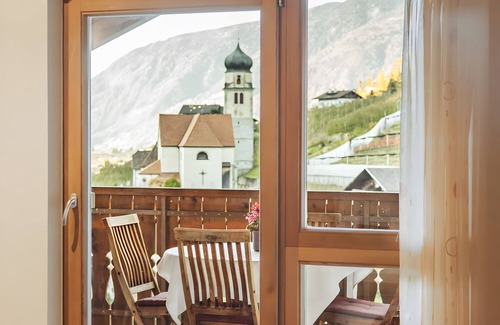 Rifiano Apartment | Holiday Apartment 'Oberegghof Hahnenkamm' with Mountain View and Wi-Fi