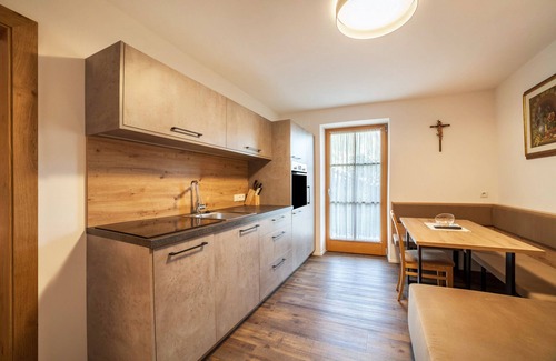 Racines Apartment | Holiday Apartment "Parigger Apt Enzian" with Mountain View, Shared Garden and Wi-Fi