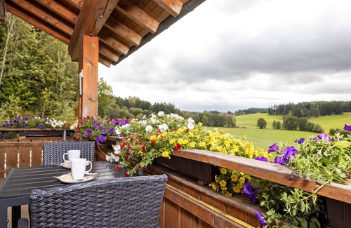 Friesenried Apartment | Holiday Apartment 'Sonnenstrahl' with Shared Garden, Balcony and Wi-Fi