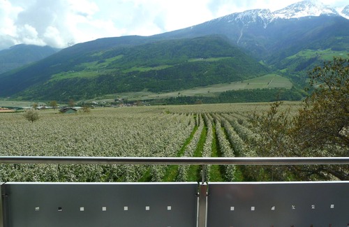 Silandro Apartment | Holiday Apartment "Sonnenblume" with balcony