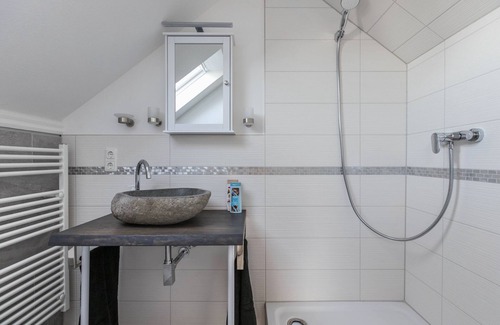 Heide Apartment | Holiday Apartment "Uhse Loft" with Shared Garden & Wi-Fi