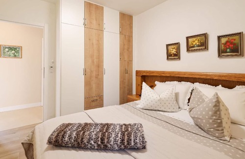 Poljica Apartment | Holiday apartment Vrsi for 1 - 7 persons with 3 bedrooms - Twin house