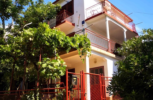 Karlobag Apartment | Holiday apartment with sea view 50 metres from the beach