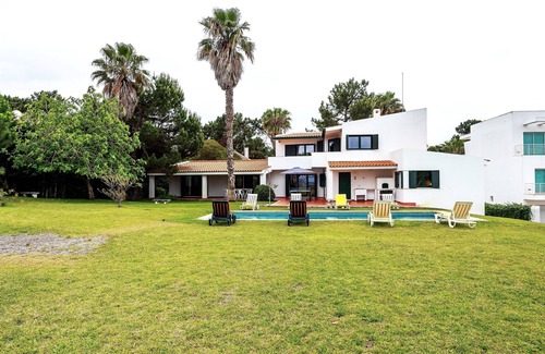 Carvalhal Villa | Holiday Beach Villa with Pool on top of a semi-private beach (south of Lisbon)