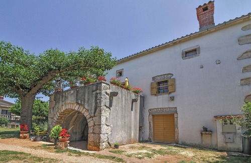 Sumber House | Holiday cottage Erika * 6000 m2 garden, playground, BBQ, dogs welcome
