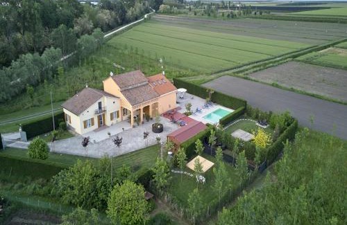 Codevigo Villa | Holiday countryside home with swimming pool, sauna Less than 20km from the sea
