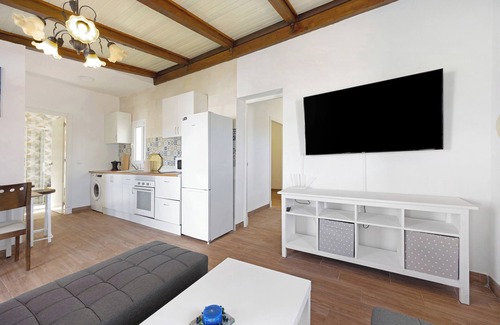 Chiclana de la Frontera House | Holiday Home 'Manoli' with Private Pool, Wi-Fi and Air Conditioning