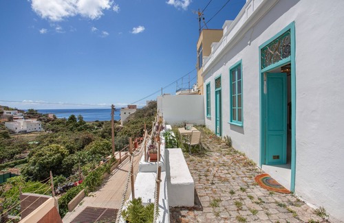 Santa Cruz de Tenerife House | Holiday Home 'Mojo Surf' with Sea View, Wi-Fi and Air Conditioning