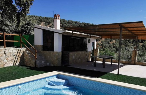 Villanueva de Algaidas House | Holiday Home 'La Pedriza Para 2' with Mountain View, Shared Pool and Wi-Fi