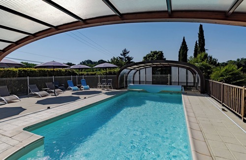 Castelnaud-la-Chapelle House | Holiday Home 'Fleurie' with Shared Pool, Wi-Fi and Air Conditioning