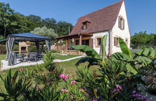 Castelnaud-la-Chapelle House | Holiday Home 'Fleurie' with Shared Pool, Wi-Fi and Air Conditioning