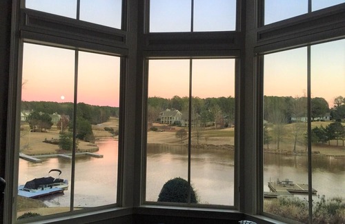 Reynolds Landing House | Holiday Haven on the Water - Peaceful Lakefront Getaway