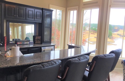 Reynolds Landing House | Holiday Haven on the Water - Peaceful Lakefront Getaway