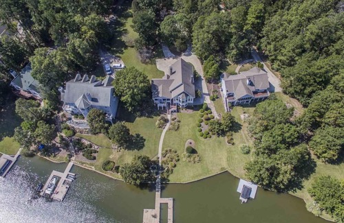 Reynolds Landing House | Holiday Haven on the Water - Peaceful Lakefront Getaway