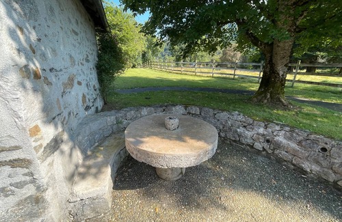 Castet House | Holiday Home 'Ancienne Bergerie' with Mountain View, Shared Terrace and Private Garden