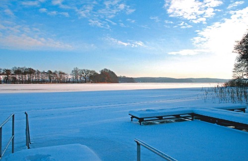 Klein Labenz House | Holiday Home 'Blauer Bungalow Am See' with Lake View, Private Terrace and Wi-Fi