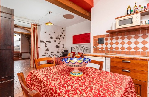 Piedimonte Etneo Apartment | Holiday Home 'Cantina' with Sea View, Wi-Fi and Air Conditioning