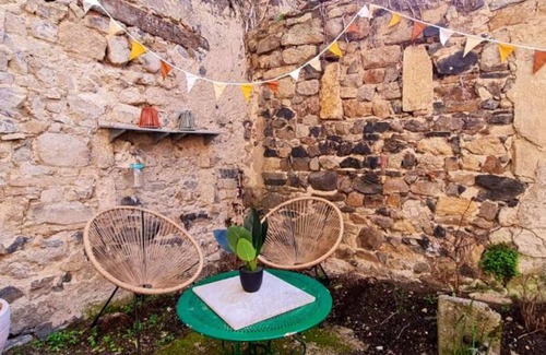 Mauzun Cottage | Holiday Home 'Casa Guanajuato' with Mountain View, Wi-Fi and Air Conditioning