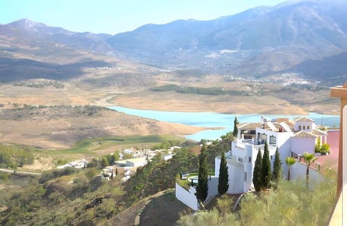 Vinuela House | Holiday Home 'Casa Maria' with Lake View, Private Pool and Wi-Fi
