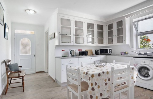 Relva House | Holiday Home 'Casa Dona Isaura' with Mountain View, Private Terrace and Wi-Fi