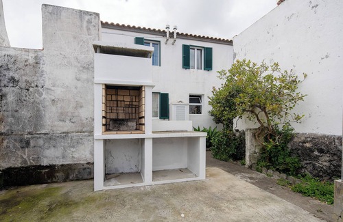 Relva House | Holiday Home 'Casa Dona Isaura' with Mountain View, Private Terrace and Wi-Fi