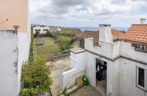 Relva House | Holiday Home 'Casa Dona Isaura' with Mountain View, Private Terrace and Wi-Fi