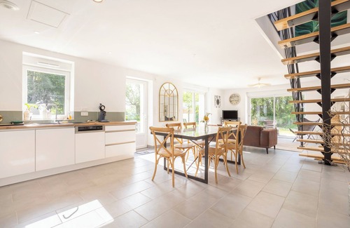 Tregunc House | Holiday Home 'De La Motte 2kms De La Plage' with Private Terrace, Private Garden and Wi-Fi