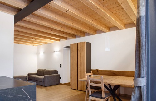 Mezzano House | Holiday Home 'Dimora Zoe' with Mountain View, Shared Garden and Wi-Fi