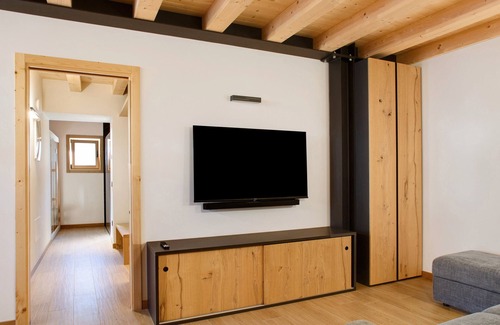 Mezzano House | Holiday Home 'Dimora Zoe' with Mountain View, Shared Garden and Wi-Fi