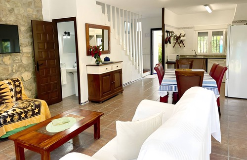 El Palmar House | Holiday Home 'Coral' with Shared Pool, Wi-Fi and Air Conditioning