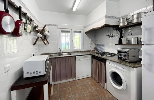 El Palmar House | Holiday Home 'Coral' with Shared Pool, Wi-Fi and Air Conditioning