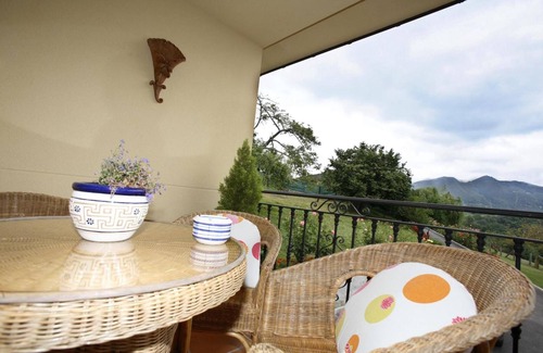 San Juan de Parres House | Holiday Home 'Supereda' with Mountain View, Private Terrace and Wi-Fi