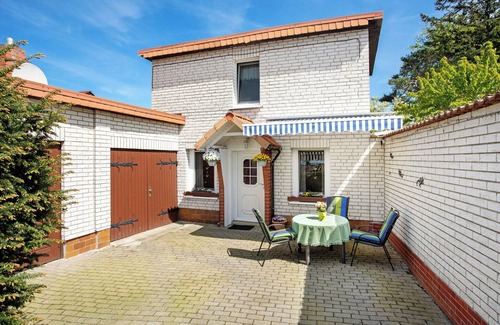 Bergen auf Ruegen House | Holiday Home 'Ferienhaus Pahnke' with Private Terrace and Wi-Fi