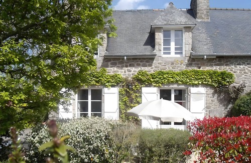 Beaussais-sur-Mer House | Holiday Home 'La Ville Es Anougiers' with Private Terrace, Private Garden and Wi-Fi