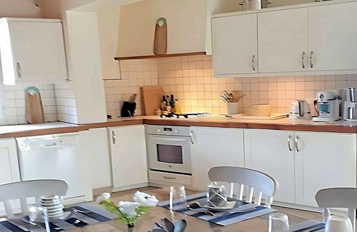 Caniac-du-Causse House | Holiday Home in Dordogne with Pool & Bubble Bath