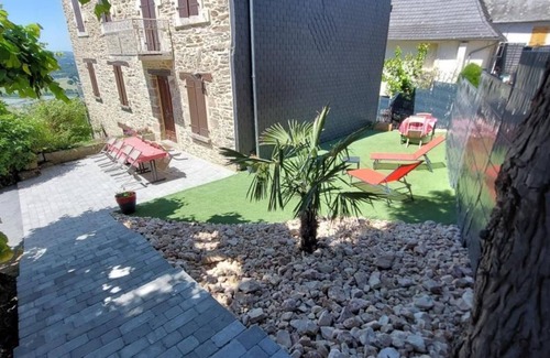 Allassac House | Holiday Home 'Gîte La Chartrouille' with Private Terrace, Private Garden and Wi-Fi