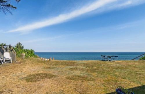 Smidstrup Strand House | Holiday Home Gjoko - 40m from the sea by Interhome