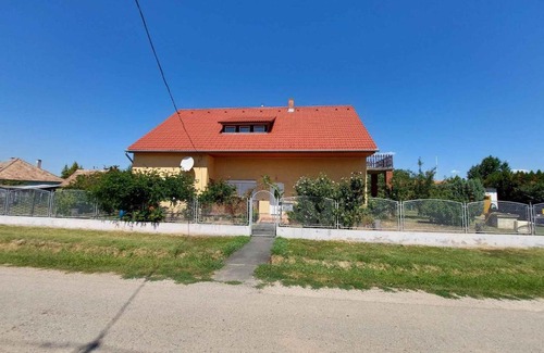 Balatonbereny House | Holiday home in Balatonbereny 43106