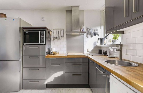 Grou House | Holiday Home in Grou with Bubble Bath